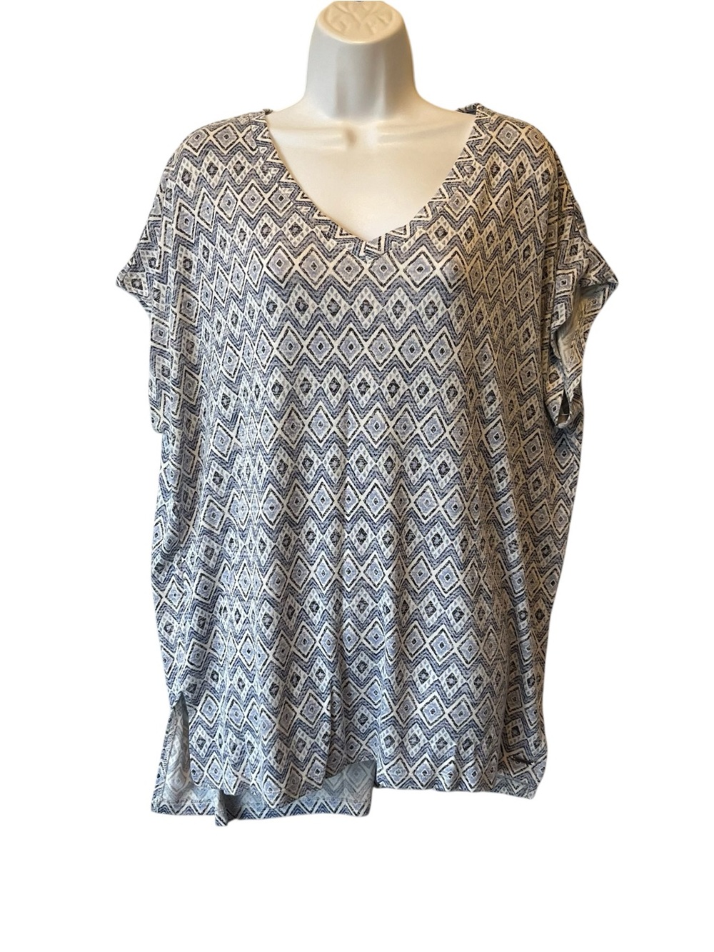 Orvis knit tee XL Short cap sleeve Blue geometric V-neck Womens top Stretch